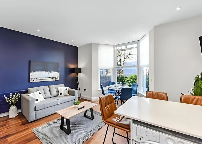 Sleek & Stylish Urban Escape-Ideal For 3!