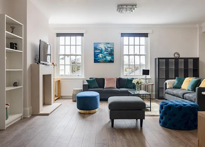 4-Bdr Stunning Kensington Penthouse