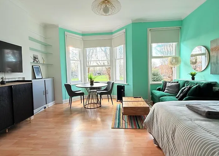 Large Flat Close To Tube Station Zone 2
