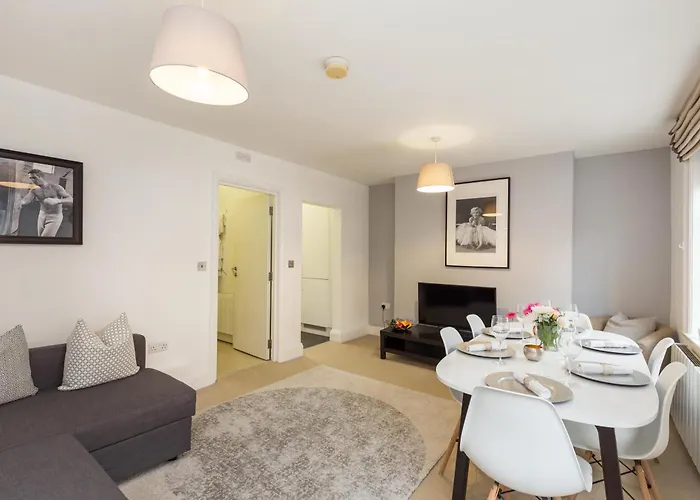 Picton 2Br Apartment - Prime Location & Comfort