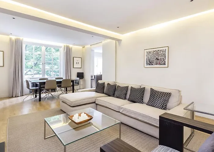 2 Bed, 2 Bath In Mayfair, Garden View