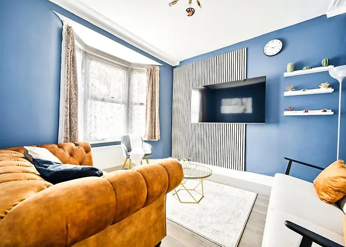 Cozy 3 Bed Home In London, Free Parking, Sleeps 8!