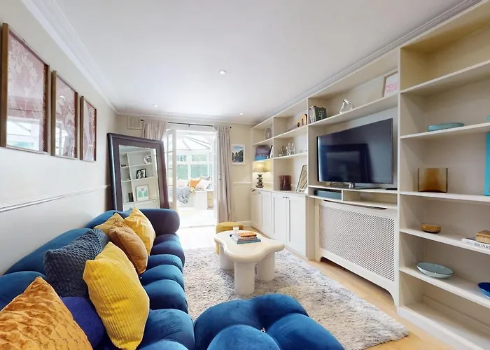 Bright 2 Bed With Patio & Backyard On Victoria Park