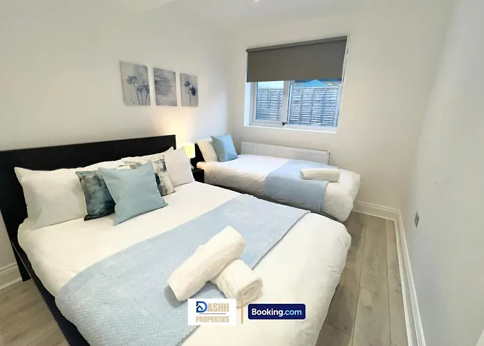 Three Bedroom Apartment By Dashh Properties Short Lets & Serviced Accommodation In Shepherds Bush Sleeps 9 With Free Wifi