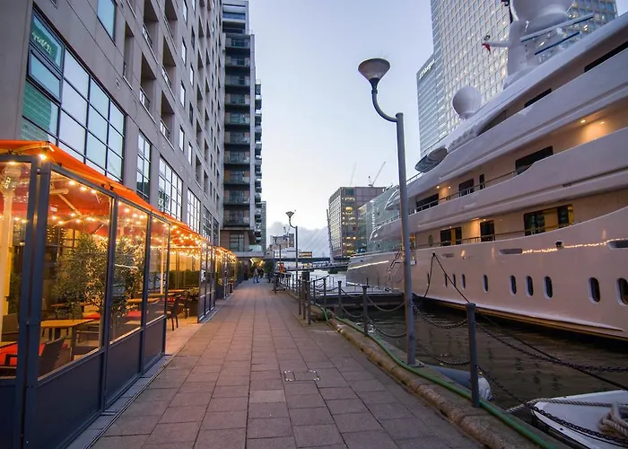 Canary Wharf - Corporate Riverside Apartments
