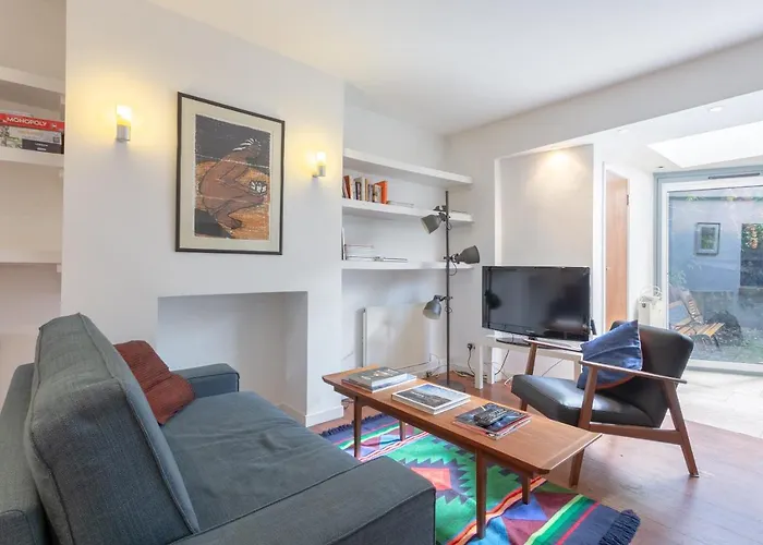 Fantastic And Bright 1 Bedroom Garden Flat
