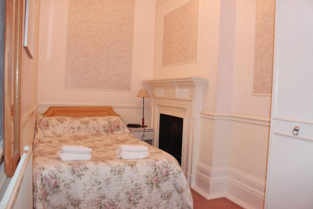 Aparthotel Kensingtoncourt 3*