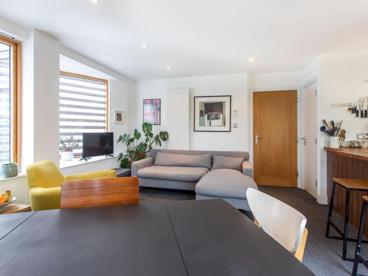 Spacious 2-bedroom Flat With Waterside Views