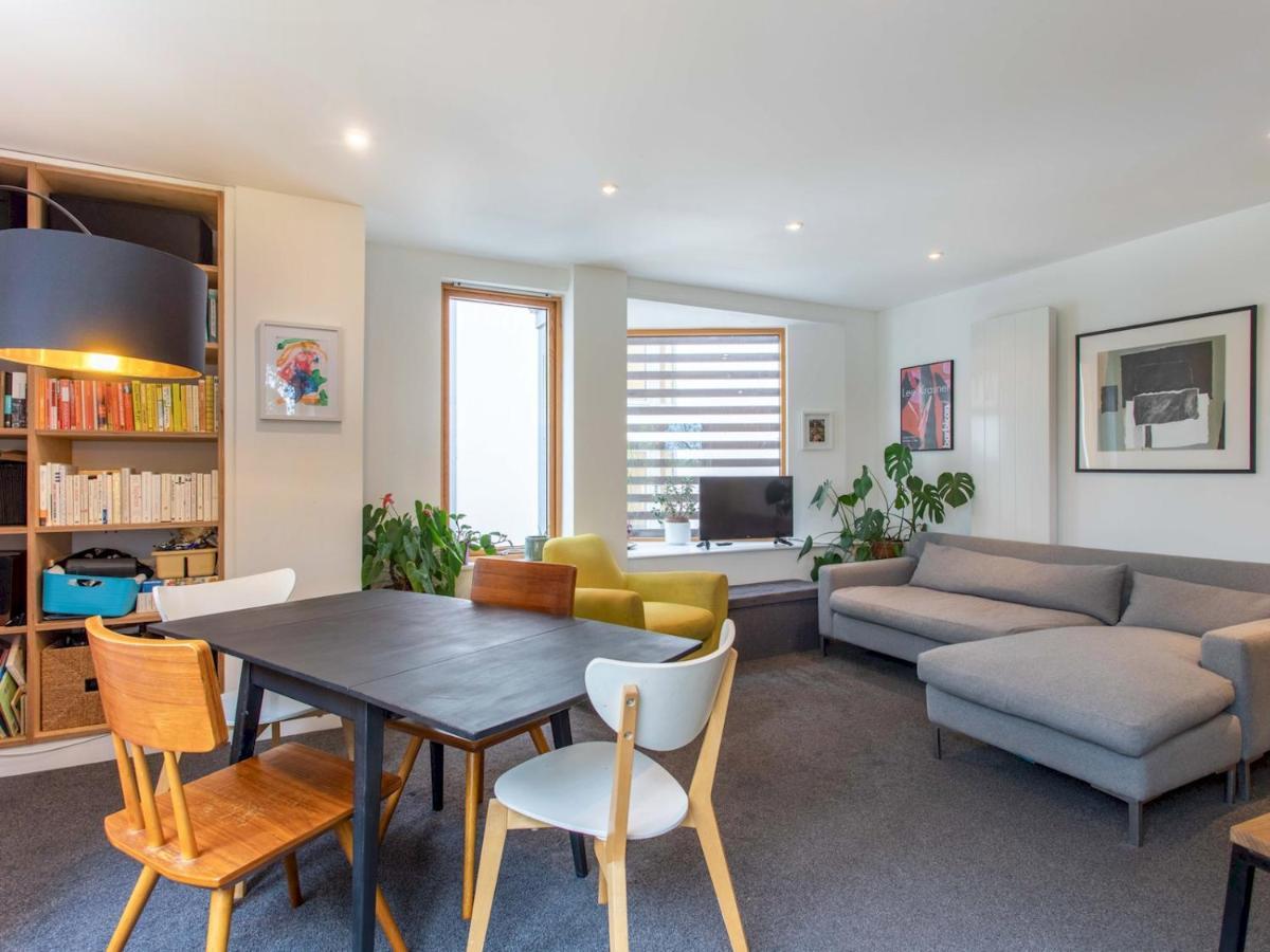 Spacious 2-bedroom Flat With Waterside Views Appartement *