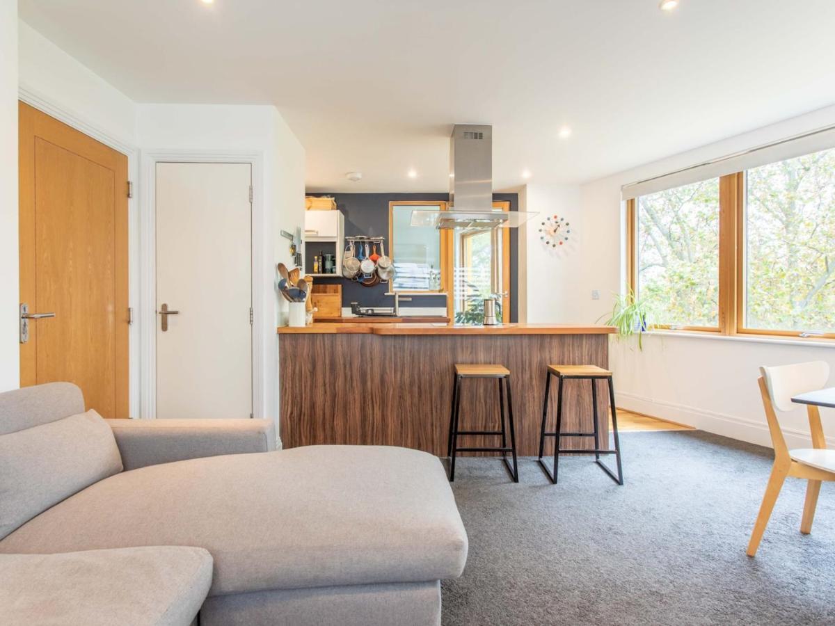 Appartement Spacious 2-bedroom Flat With Waterside Views