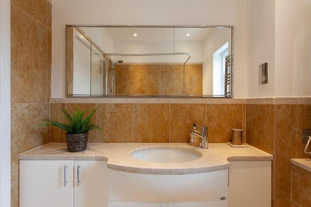 Cg1 - 2 Bedroom Apt, Kensington Garden Square View Apartamento
