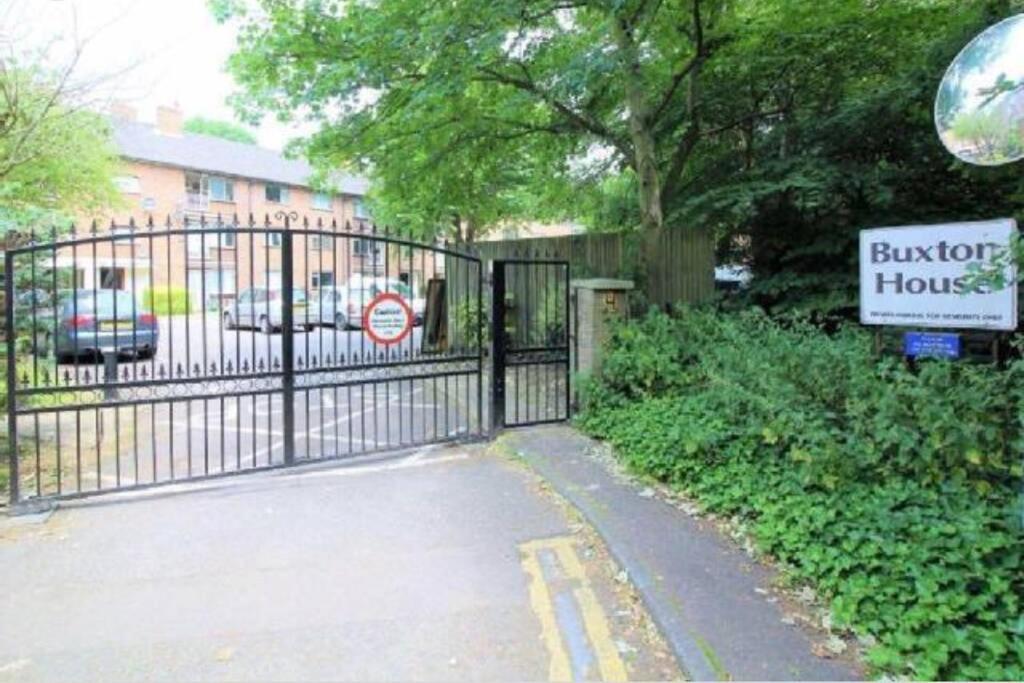 Large 3 Bedroom In Gated Development Londres