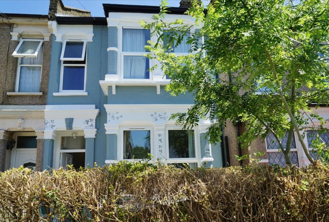 Sunny Ensuite Room And Annex Near Tottenham Stadium Londen