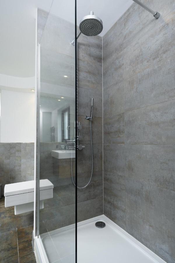 Spacious 2 Bedroom, 3 Beds 2,5 Bathroom, Trafalgar Square Apartment
