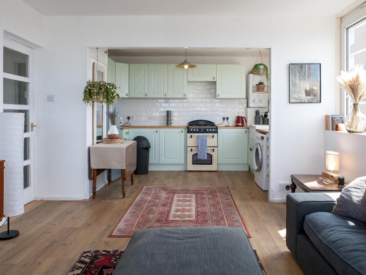 Pass The Keys Spacious 2bedroom Flat With Views In Bridge *