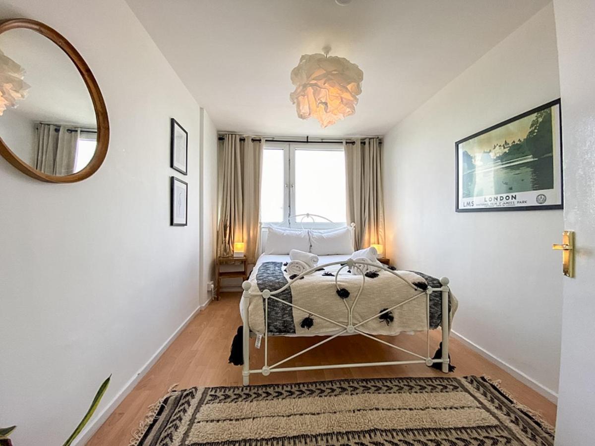 Pass The Keys Spacious 2bedroom Flat With Views In Bridge