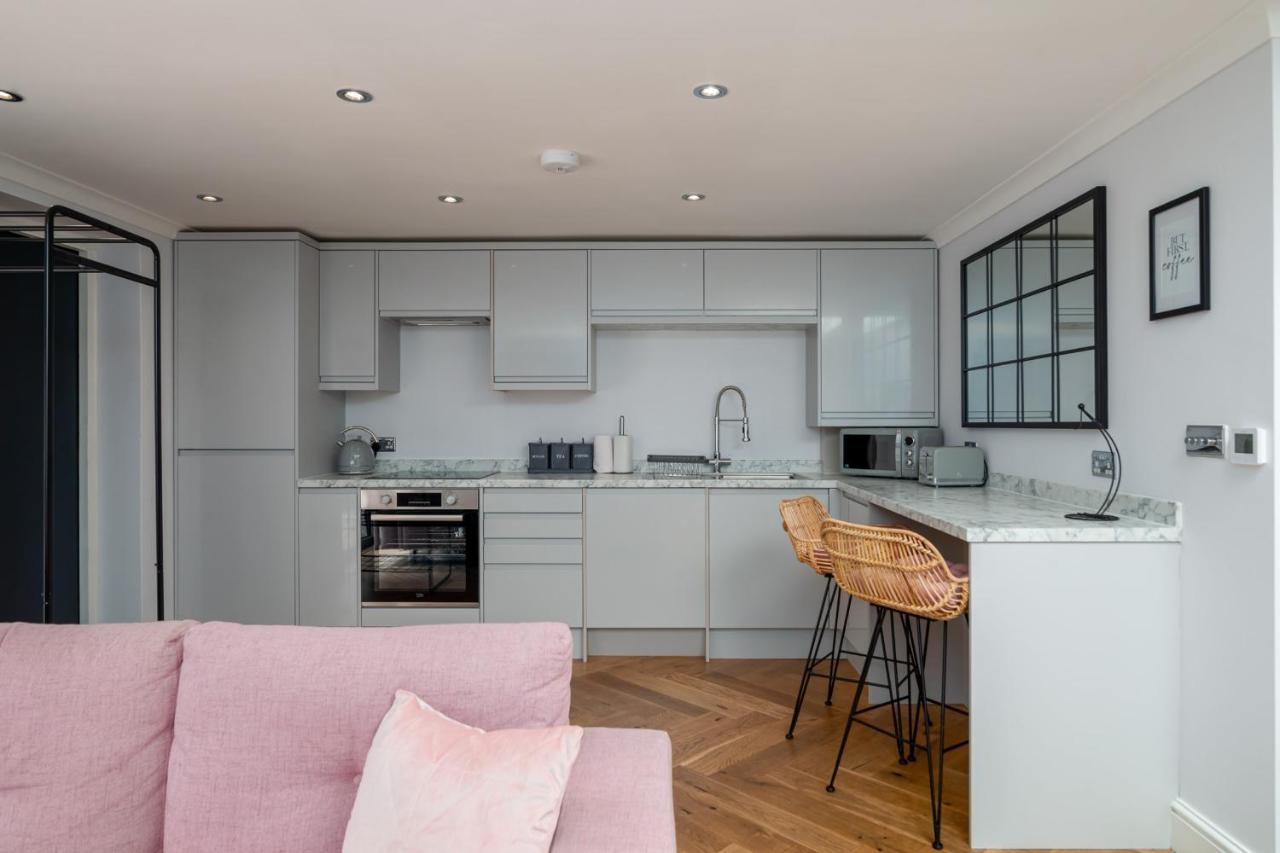 Guestready - Unique Near Wimbledon With Gorgeous Deck And Parking Holiday home