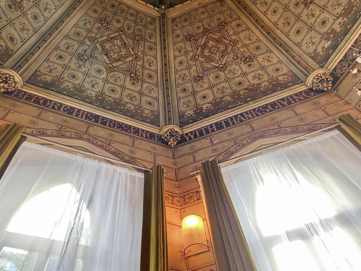Appartement Rare 1-bed Church Converted In *