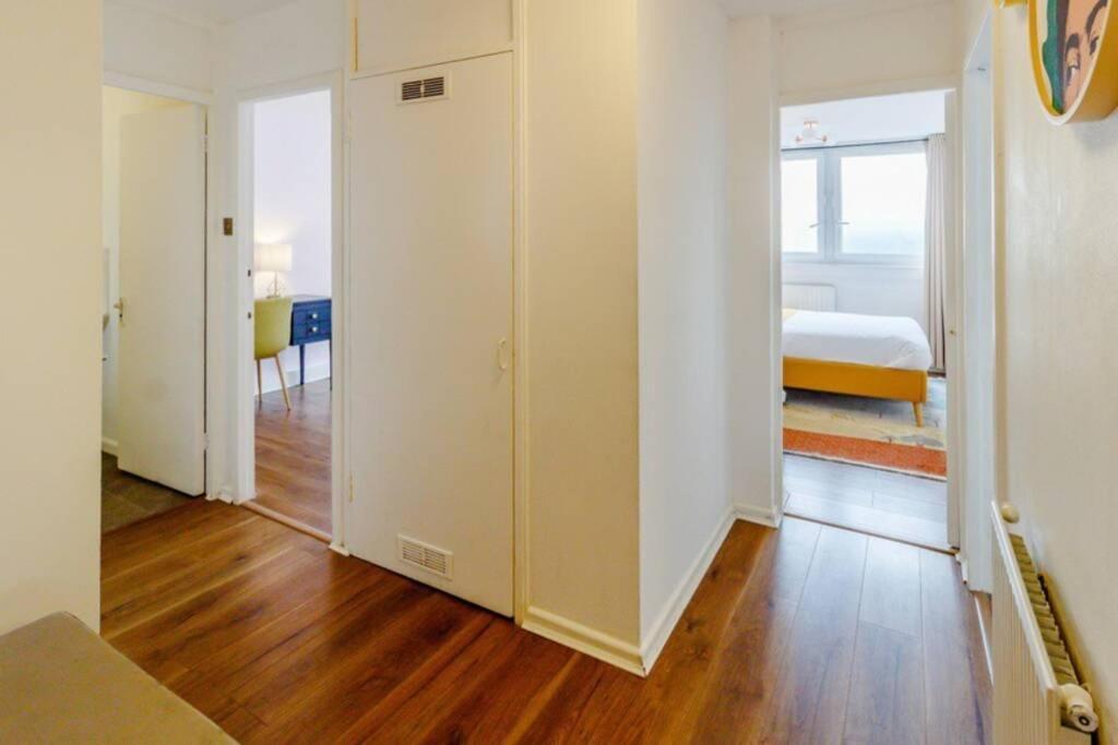 Super Spacious 2 Bedroom Apt 20mn From Central. Appartement Londres