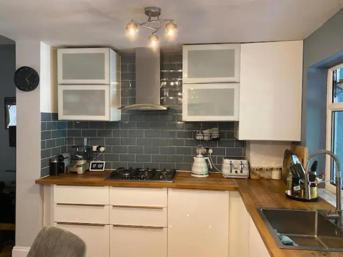 Modern 5 Bedroom Family House - 18 Mins To Station Сasa de vacaciones *