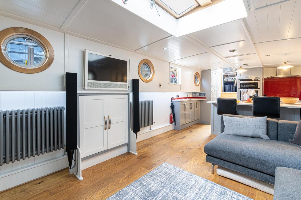 Delightful House Boat On St Katharine Dock *