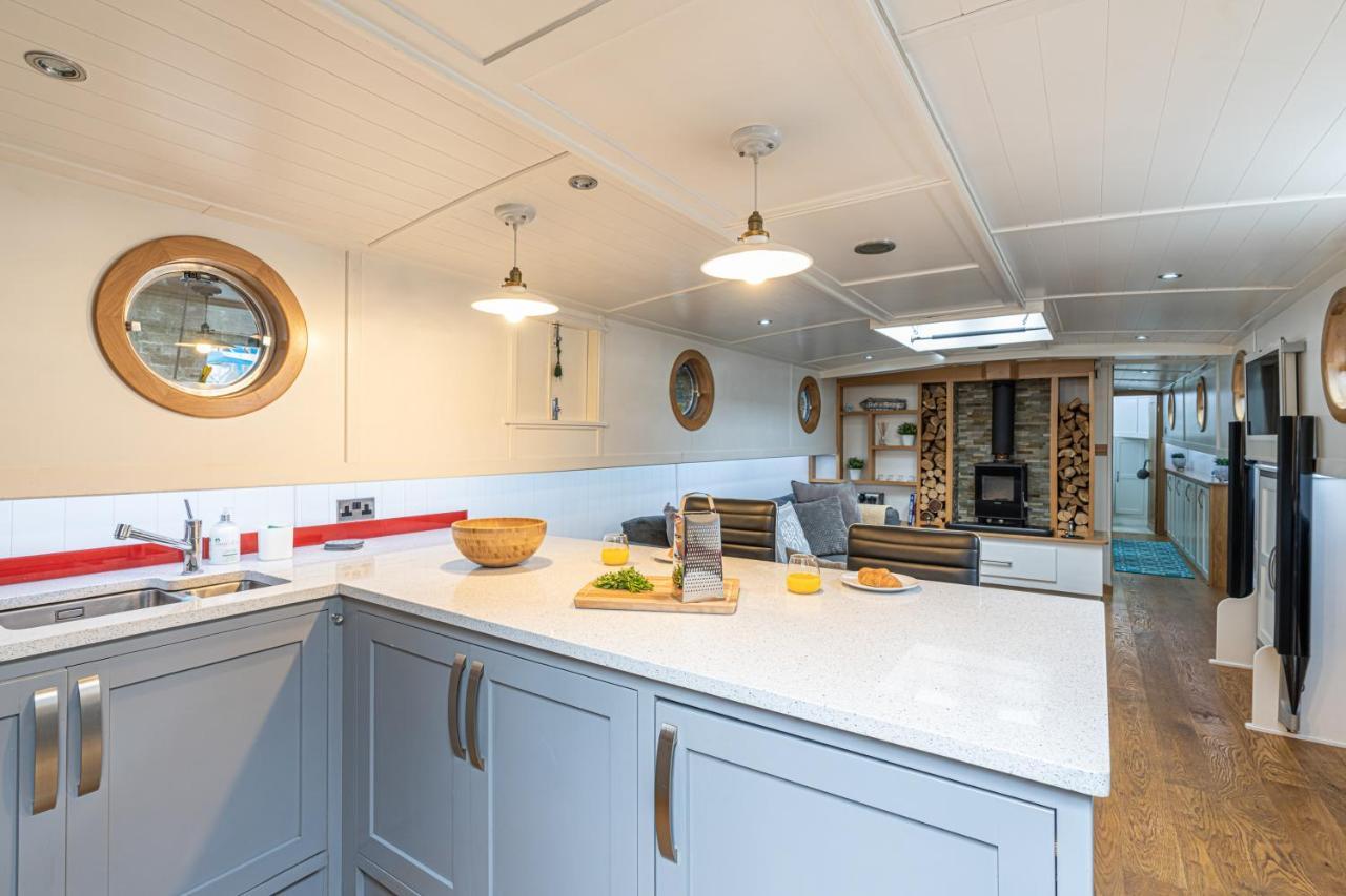 Delightful House Boat On St Katharine Dock Botel Londen