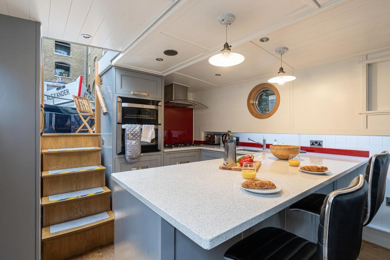 Delightful House Boat On St Katharine Dock