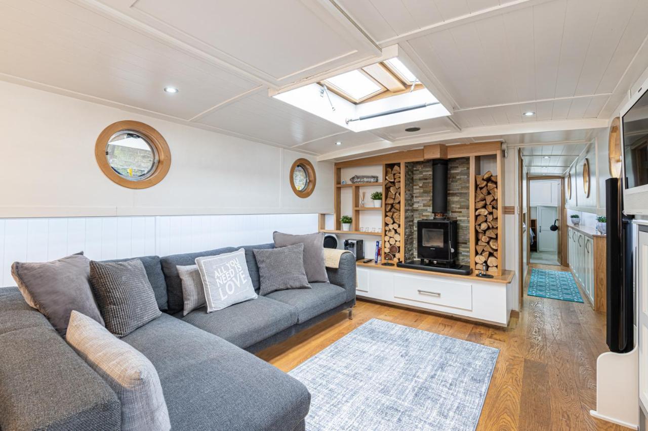 Delightful House Boat On St Katharine Dock *