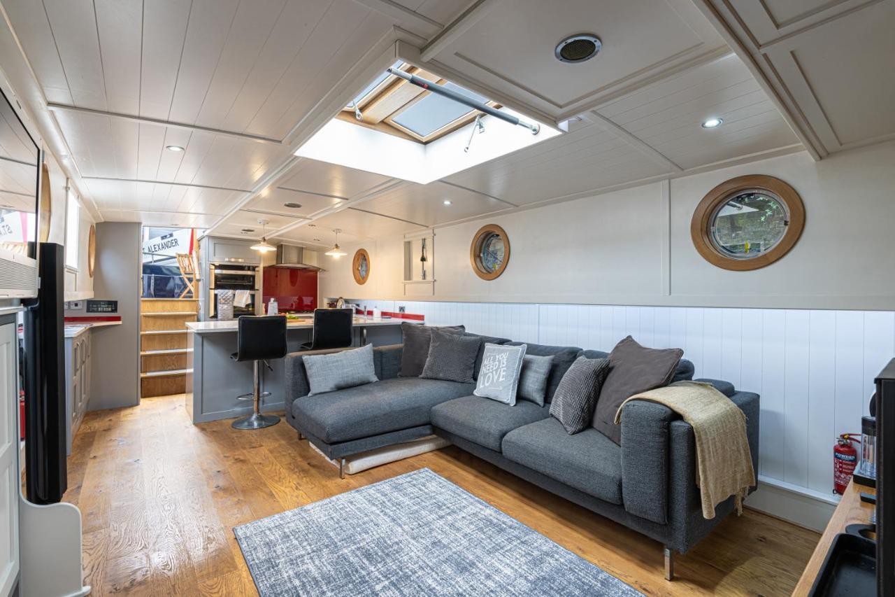 Delightful House Boat On St Katharine Dock * Londen
