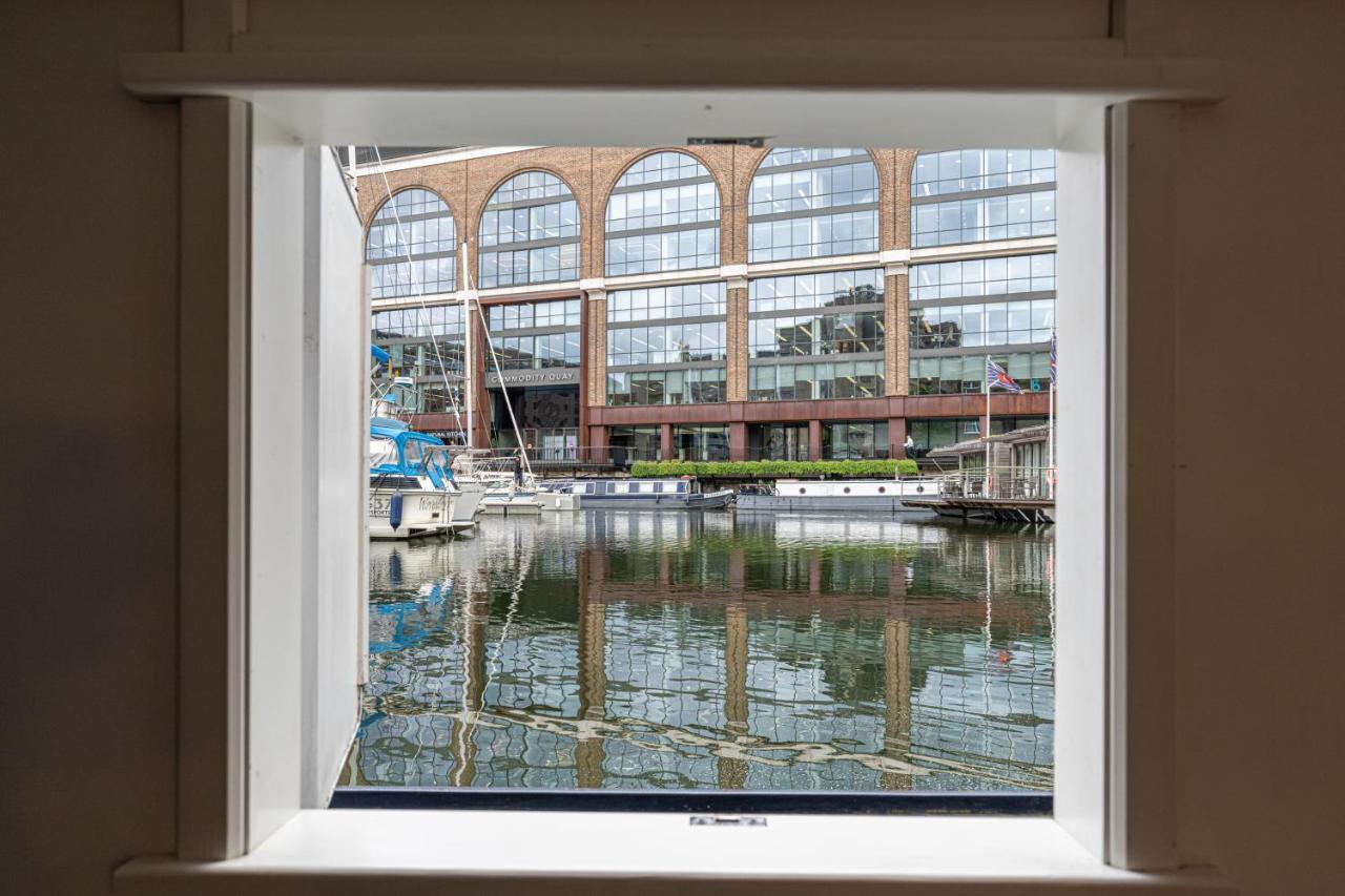 Delightful House Boat On St Katharine Dock * Londen