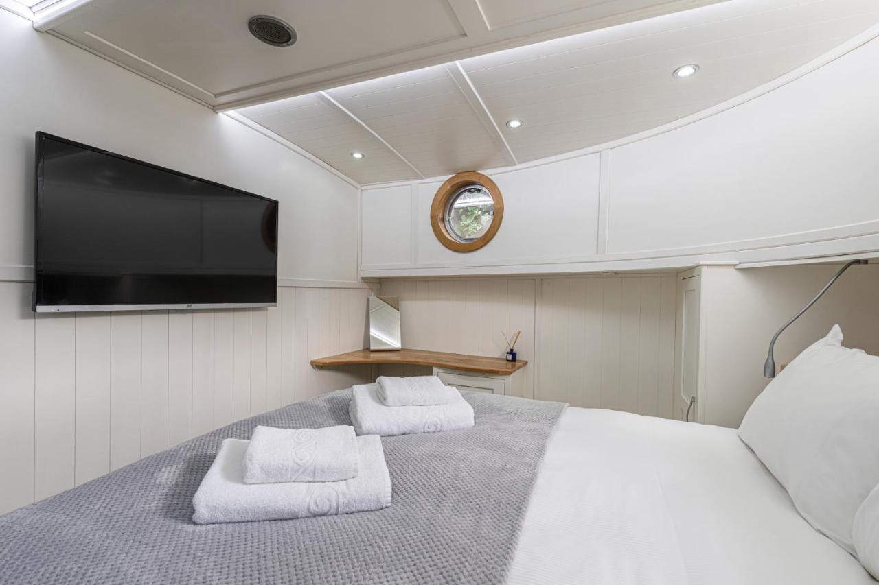 Delightful House Boat On St Katharine Dock Londen