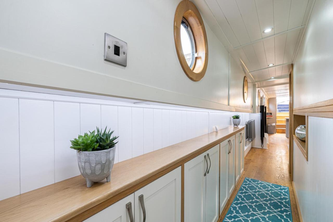 Delightful House Boat On St Katharine Dock Botel *