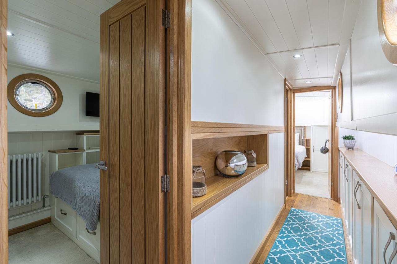 Delightful House Boat On St Katharine Dock * Londen
