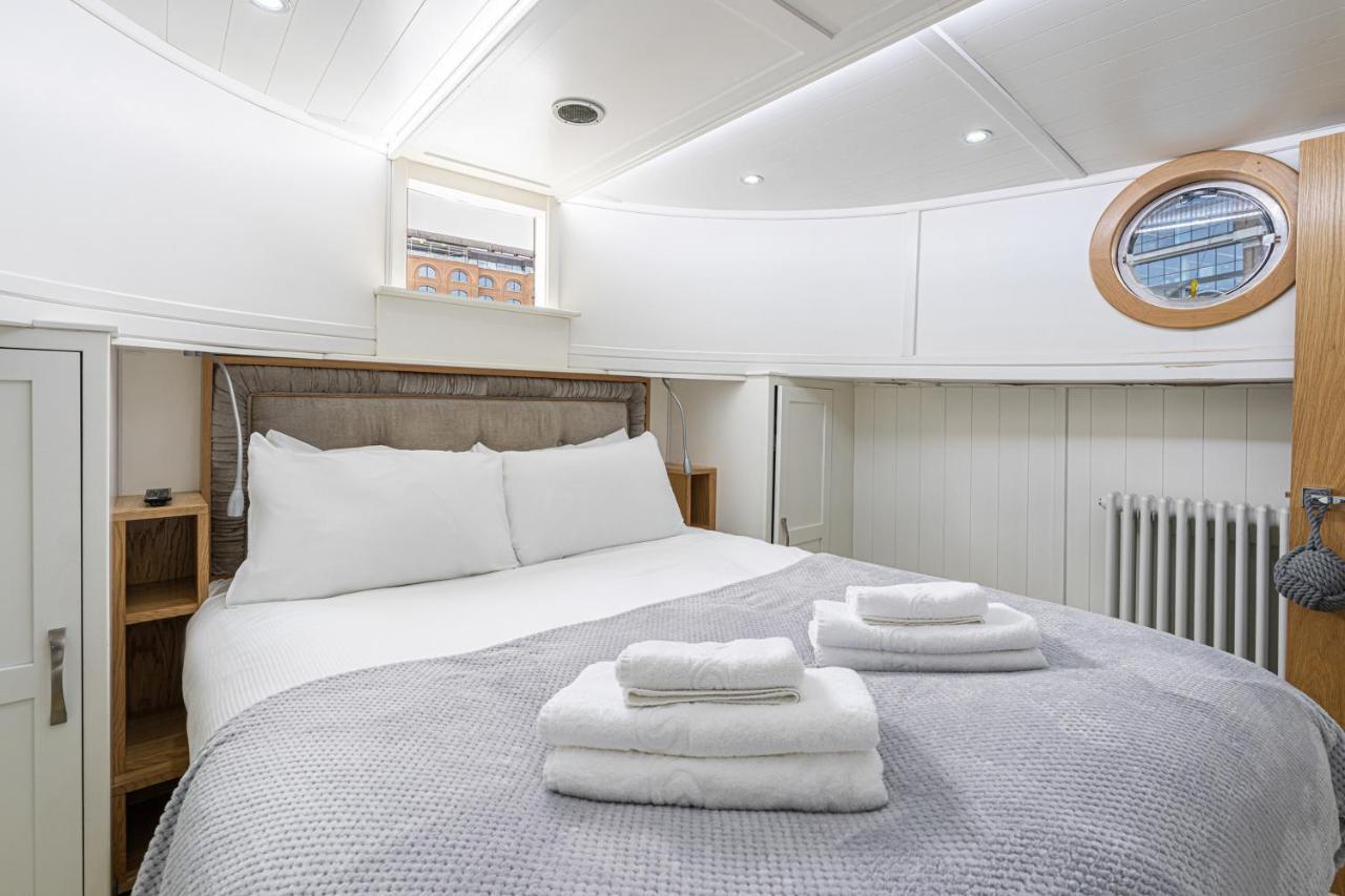 Delightful House Boat On St Katharine Dock *