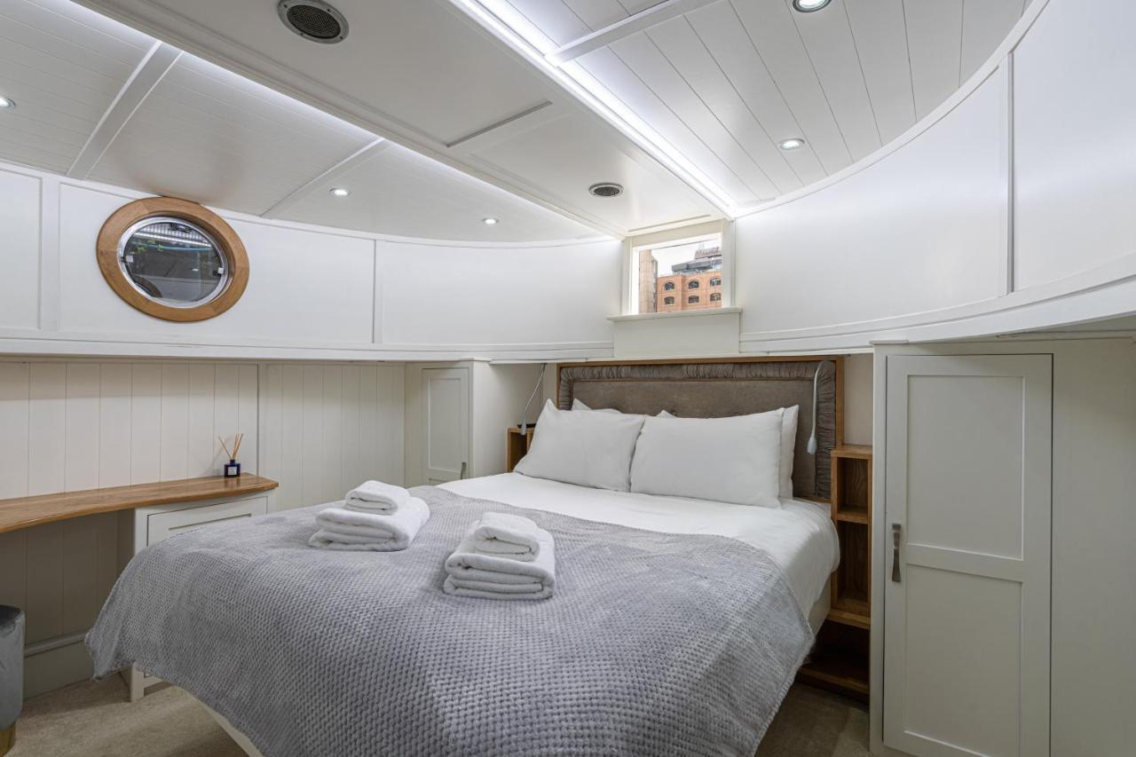 Botel Delightful House Boat On St Katharine Dock Londen