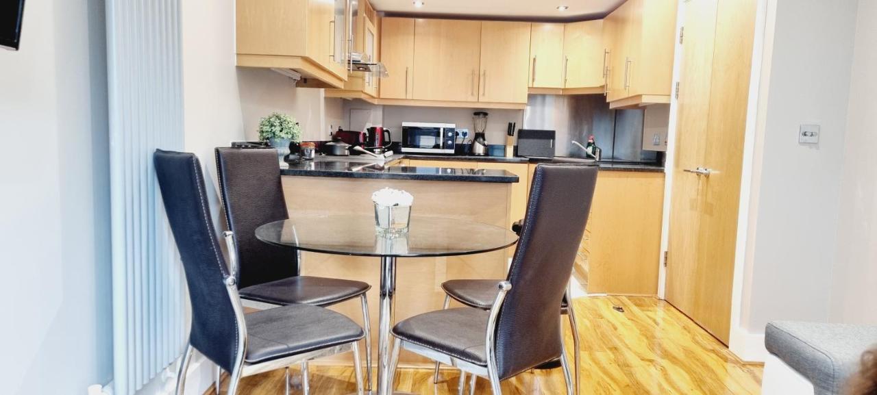 Waterside Canary Wharf Apartment
