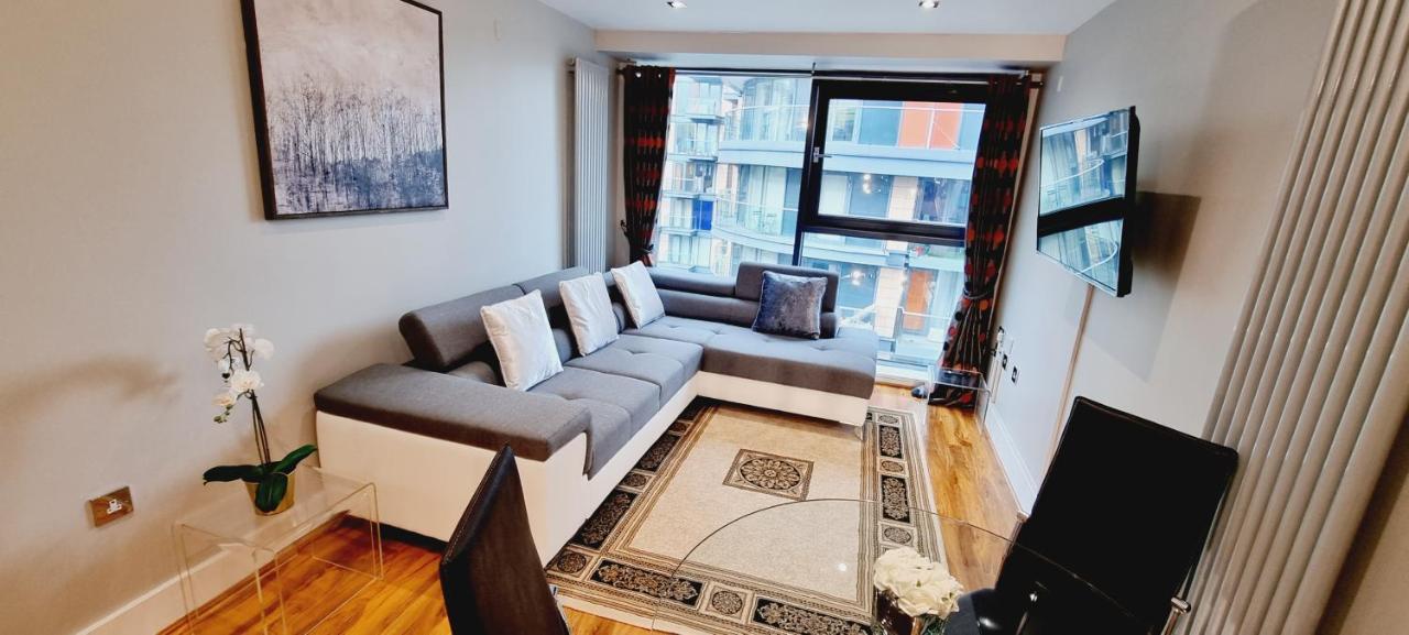 Waterside Canary Wharf Apartment