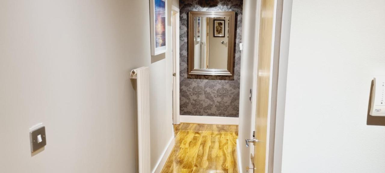 Waterside Canary Wharf Apartment