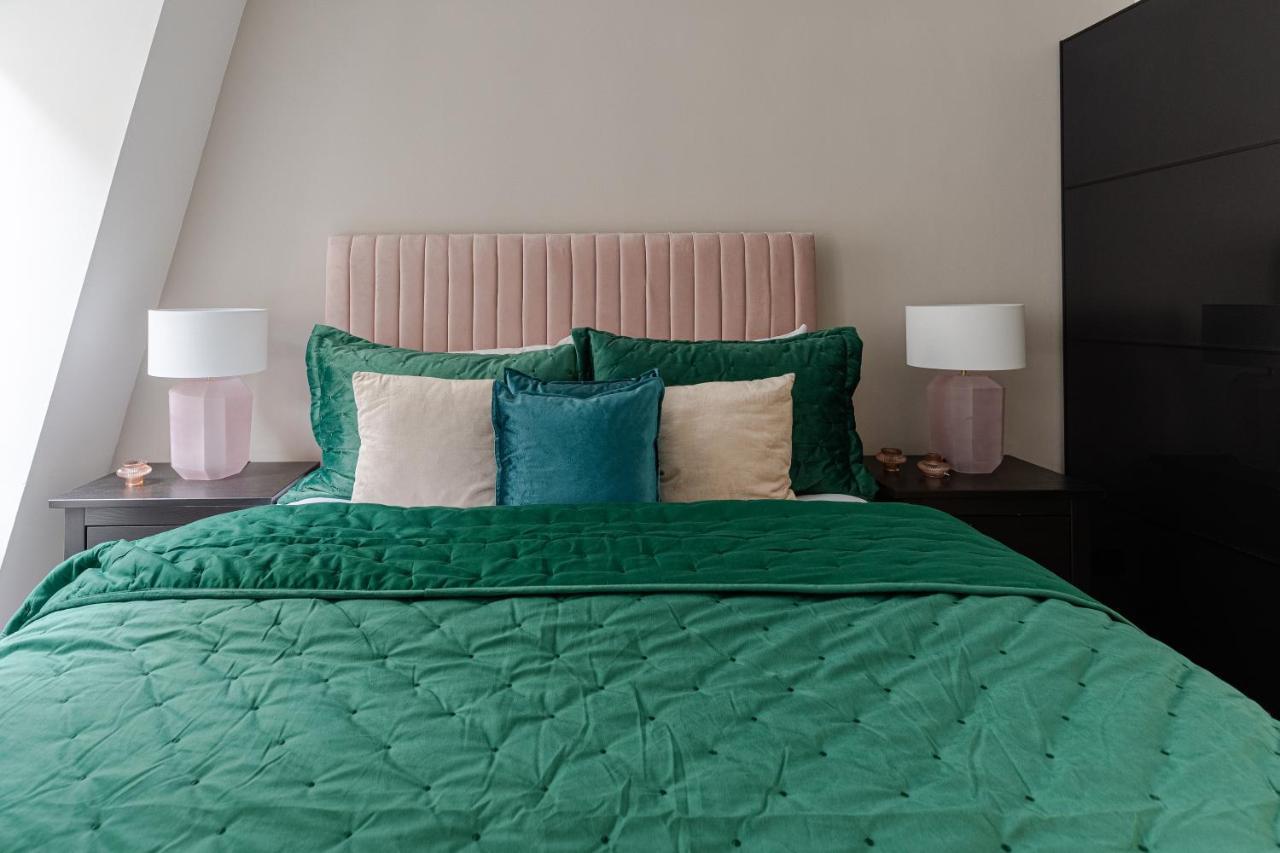 Explore The Exquisite West-end From A Harrods Family And Couple Londres