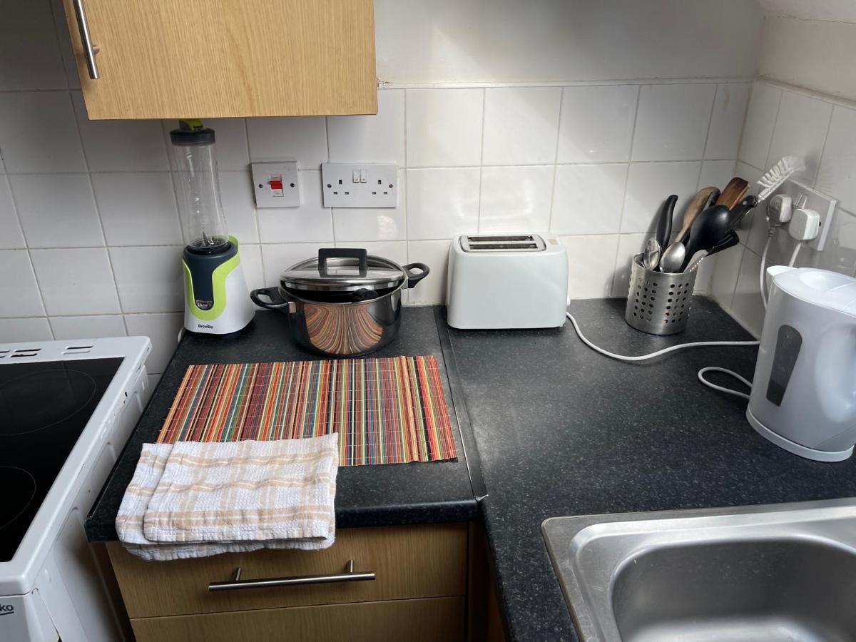 Home Away From Home, Entire 1-4 Bed Property *