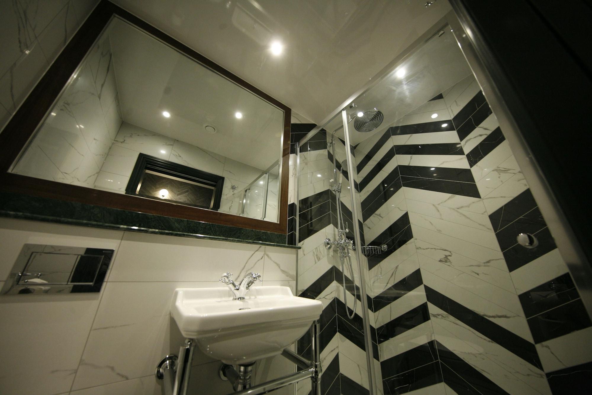 Hotel The Portico 4*