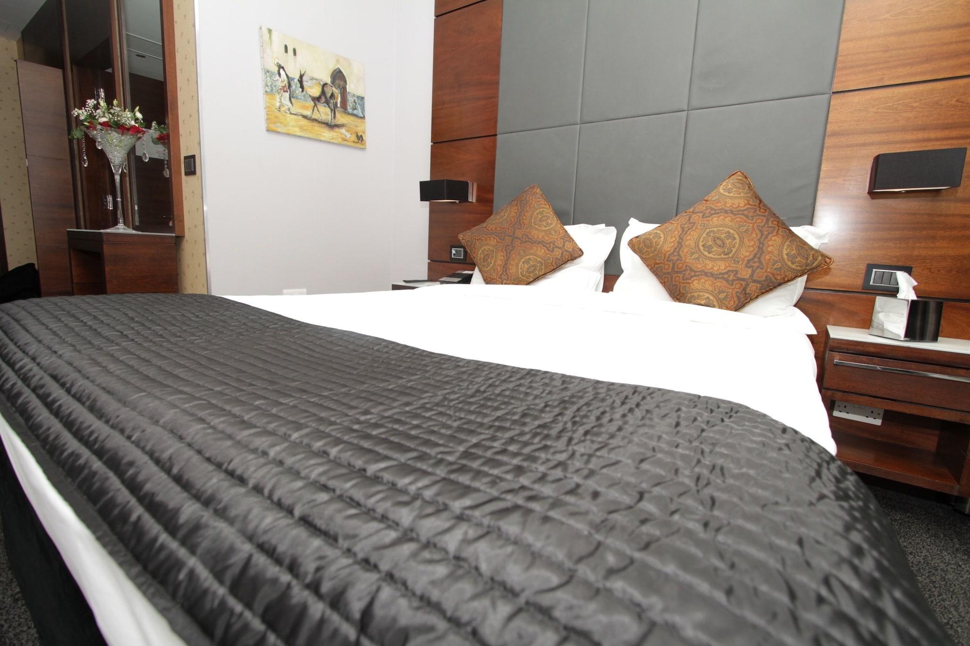 Rafayel & Hotel Londres