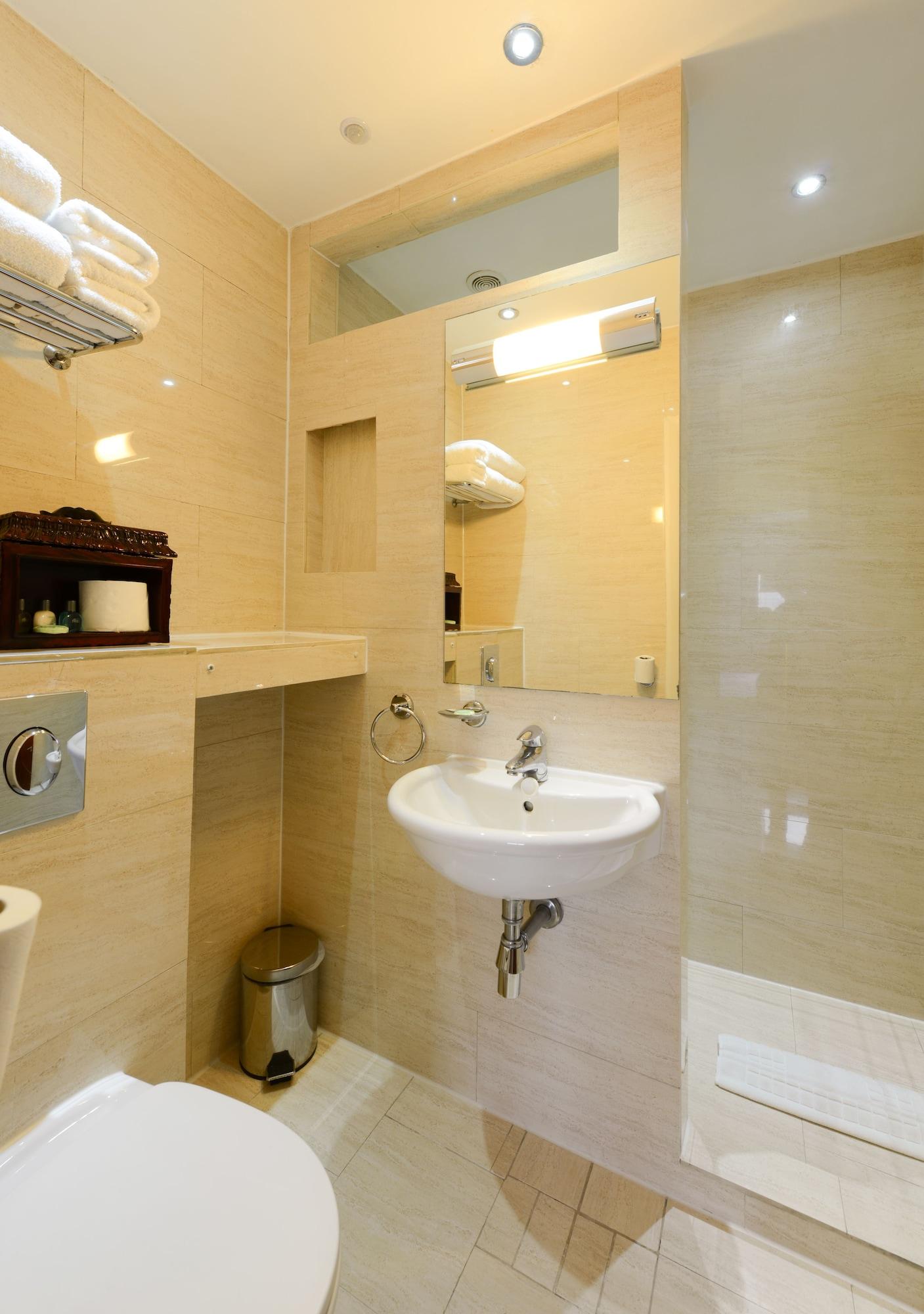 Mayflower Hotel&apartamentos Hotel 3*