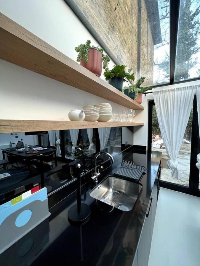 Design Led 1 Bed In Cosmopolitan Queens Park Londres