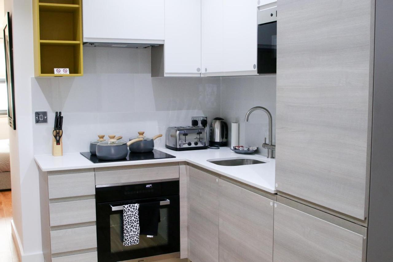 Deluxe And Modern In Sydenham Apartment *