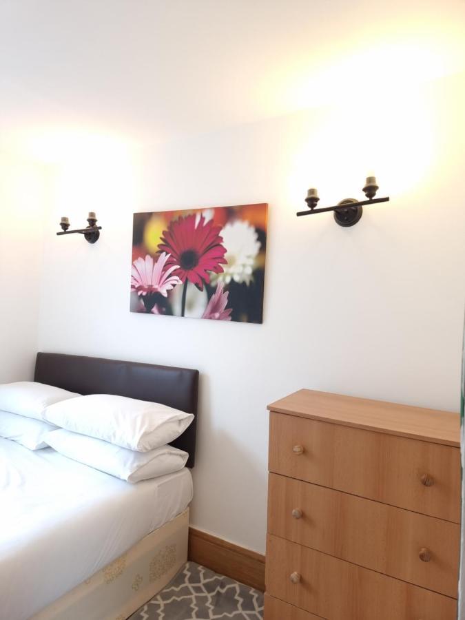 F302- 3rd Floor Studio Fits 2 Near Hyde Park