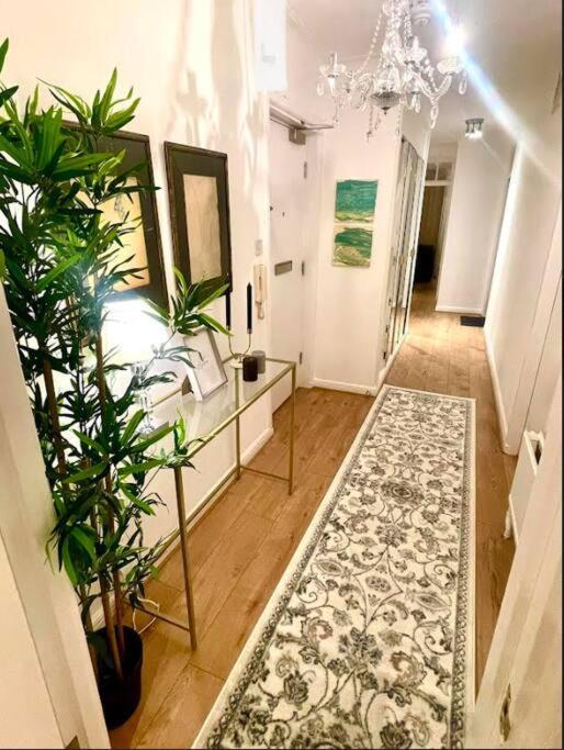 Luxury 3 Bedroom 3 And A Half Bathroom Flat In Swiss * Londres