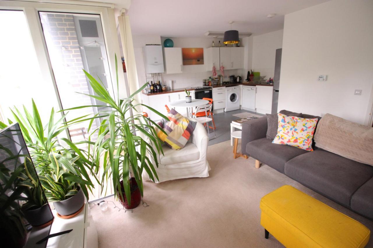 Spacious And Airy 1 Bedroom Flat - Great Location *