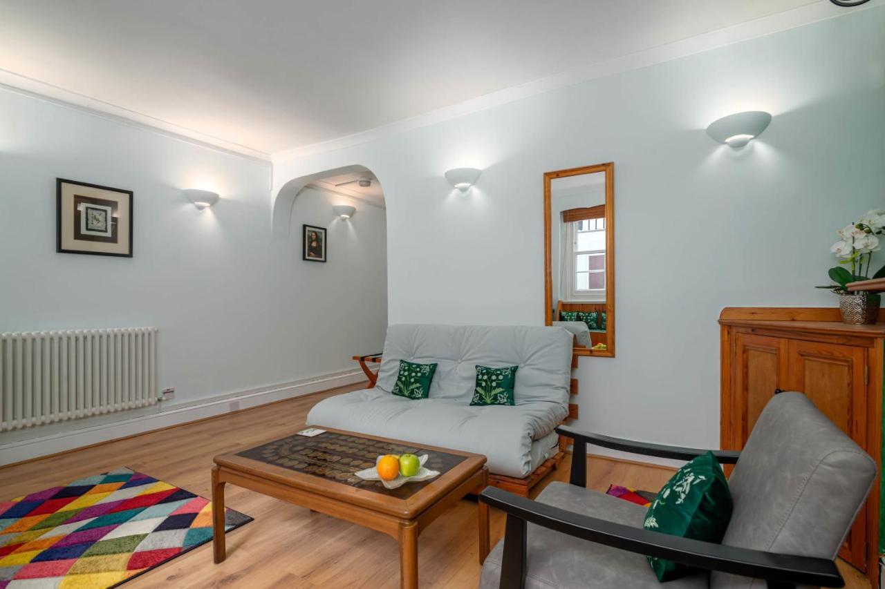 Fantastic 1 Bedroom With Private Patio London