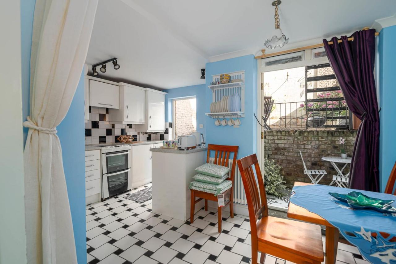 Fantastic 1 Bedroom With Private Patio *